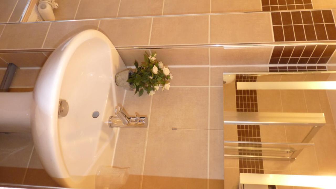 Hotel-Restaurant La P'Tite Auberge Lillebonne Ngoại thất bức ảnh