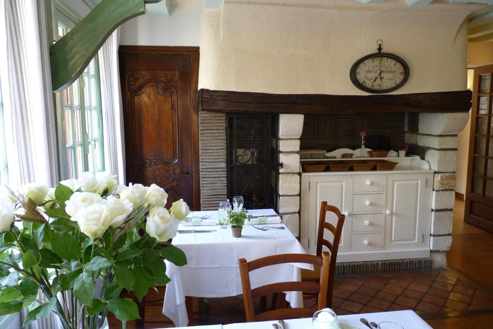 Hotel-Restaurant La P'Tite Auberge Lillebonne Ngoại thất bức ảnh