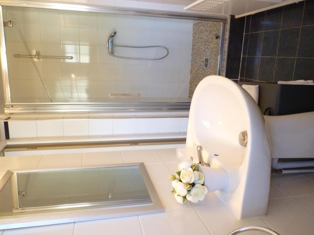 Hotel-Restaurant La P'Tite Auberge Lillebonne Phòng bức ảnh